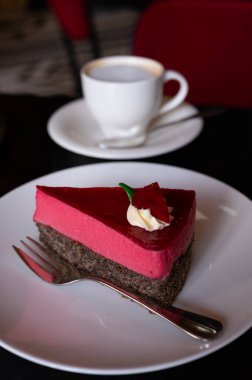 Avusturya menşeli ahududu kremalı ünlü haşhaşlı kek. Viyana 'daki eski klasik kafe restoranında krema ve bir fincan kahveyle servis ediliyor.