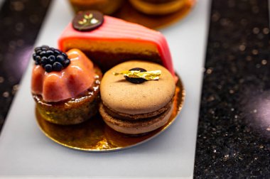 Avusturya tatlıları, Viyana 'daki kafede sergilenen farklı çikolata ve meyveli kekler.