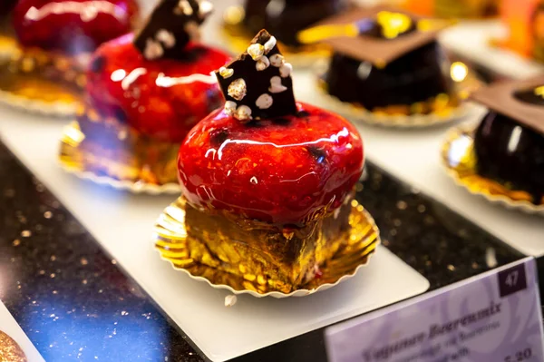 오스트리아 디저트 비엔나 카페에 전시되어 종류의 초콜릿 케이크 — 스톡 사진