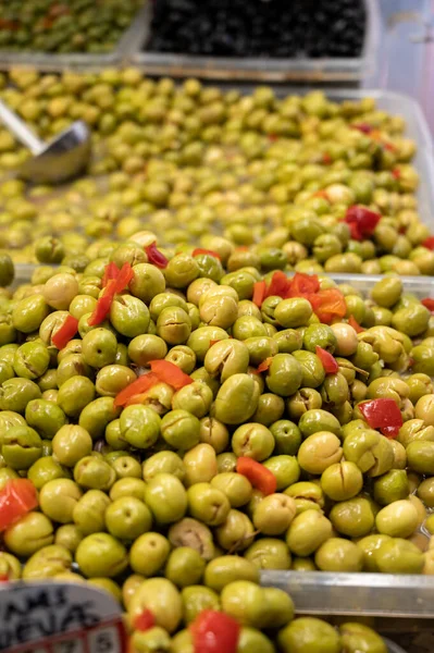 スペイン アンダルシア州マラガのファーマーズマーケットで熟したグリーンオリーブの盛り合わせ — ストック写真