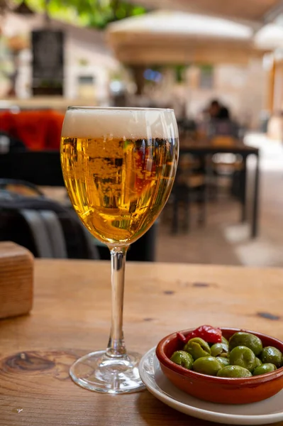 Glass Cold Beer Spanish Outdoor Cafe Tapas Bowl Green Olives — Fotografia de Stock