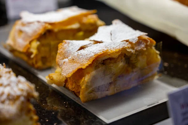 Αυστριακά Γλυκά Κομμάτι Στρούντελ Μήλου Στο Παραδοσιακό Αρτοποιείο Της Βιέννης — Φωτογραφία Αρχείου