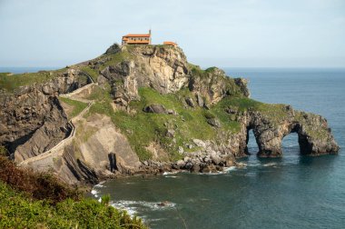 İspanya 'nın kuzeyinde San Juan de Gaztelugatxe şapeli ile ünlü kent simgesine ve film mekanına giden taştan patikada yürüyor.