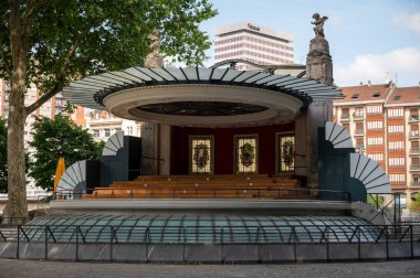 Bilbao şehrinin eski bir bölümü olan Bask Bölgesi, Kuzey İspanya 'daki evler ve caddelerin manzarası