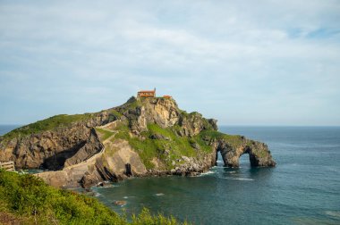 İspanya 'nın kuzeyinde San Juan de Gaztelugatxe şapeli ile ünlü kent simgesine ve film mekanına giden taştan patikada yürüyor.