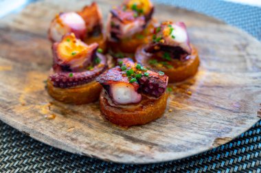 Getaria 'daki balık restoranında İspanyol başlangıç yemeği, kızarmış patates ve paprikayla ızgara ahtapot, Bask Ülkesi, İspanya