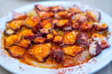 Lezzetli deniz ürünleri, ızgara ahtapot Galiçya usulü kırmızı biberli ve İspanyol restoranında servis edilen patatesli.