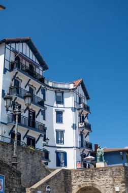 Küçük balıkçı köyünde güneşli bir gün San Sebastian şehri yakınlarındaki Getaria, Bask Bölgesi ünlü taze okyanus balık restoranları, İspanya