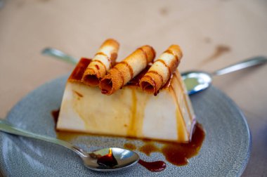 Tatlı tatlı, peynirli kek ya da kremalı krema ile servis edilen flan.