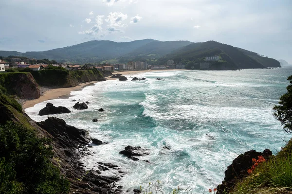 Bahía Del Océano Atlántico Con Playa Sana Bakio Pequeño Pueblo — Foto de Stock