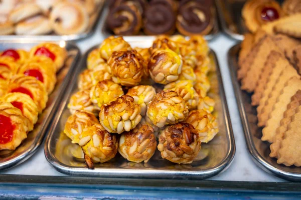 様々なクッキーやケーキが スペイン バスク州サンセバスティアン市の職人技のパン屋で展示されています — ストック写真