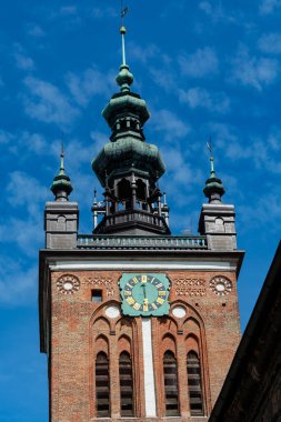Polonya 'nın Gdansk şehrinin eski orta kesiminde güneşli bir günde renkli cepheler ve binalar