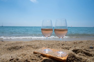 Provence 'den gelen soğuk gül şarabı Fransa' da yaz tatili olan Saint-Tropez yakınlarındaki Plage de Pampelonne plajında servis edildi.