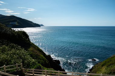 Bakio 'daki Atlantik Okyanus Koyu, Bilbao, Bask Ülkesi yakınlarındaki küçük turistik köy, İspanya