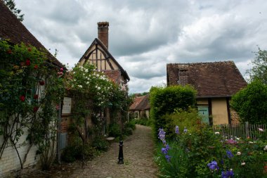 Turizm beldesi, en güzel Fransız köylerinden biri, Gerberoy - küçük tarihi köy, yarı keresteli evler ve renkli güller, Fransa