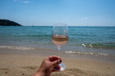 Provence 'den gelen soğuk gül şarabı Fransa' da yaz tatili olan Saint-Tropez yakınlarındaki Plage de Pampelonne plajında servis edildi.