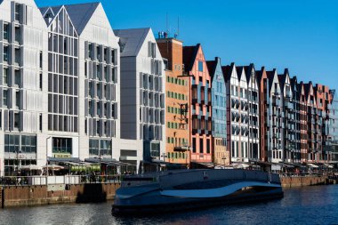 Polonya 'nın Gdansk şehrinin eski orta kesiminde güneşli bir günde renkli cepheler ve binalar