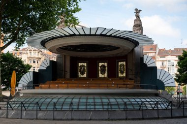 Bilbao şehrinin eski bir bölümü olan Bask Bölgesi, Kuzey İspanya 'daki evler ve caddelerin manzarası