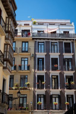 San Sebastian ya da Donostia 'nın eski şehir merkezi. İspanya' nın kuzeyindeki Bask Ülkesi 'nde turistik bir yer.