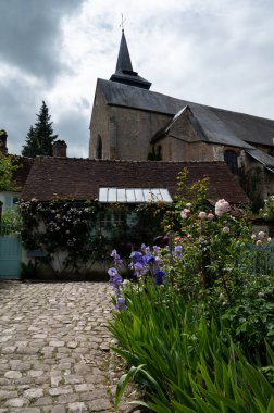 Turizm beldesi, en güzel Fransız köylerinden biri, Gerberoy - küçük tarihi köy, yarı keresteli evler ve renkli güller, Fransa