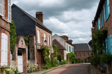 Turizm beldesi, en güzel Fransız köylerinden biri, Gerberoy - küçük tarihi köy, yarı keresteli evler ve renkli güller, Fransa