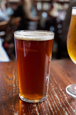 Büyük bardakta İngiliz birası ya da eski tip İngiliz barında servis edilen ipa birası.