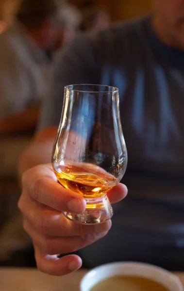 Tasting Single Malt Scotch Whisky Scottish Bar Edinburgh Hand Glass — Stockfoto