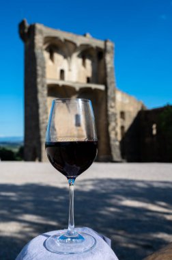 Fransa 'nın Beaujolais bölgesinin güneyinde sarı taştan evler bulunan Pierres Dores bölgesinde şarap üreticisinin kırmızı şarabını tatmak.