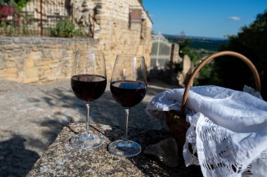 Fransa 'nın Beaujolais bölgesinin güneyinde sarı taştan evler bulunan Pierres Dores bölgesinde şarap üreticisinin kırmızı şarabını tatmak.