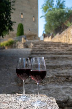 Fransa 'nın Beaujolais bölgesinin güneyinde sarı taştan evler bulunan Pierres Dores bölgesinde şarap üreticisinin kırmızı şarabını tatmak.
