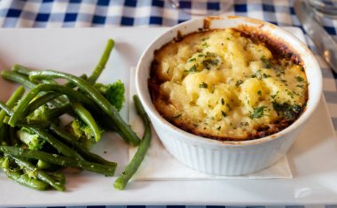 Baharatlı mercimek ve mantarlı turta. Yavaş yavaş kırmızı şarapta pişiyor.