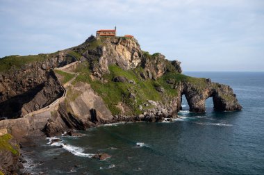 İspanya 'nın kuzeyinde San Juan de Gaztelugatxe şapeli ile ünlü kent simgesine ve film mekanına giden taştan patikada yürüyor.