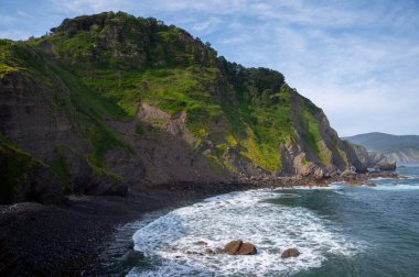 İspanya 'nın kuzeyinde San Juan de Gaztelugatxe şapeli ile ünlü kent simgesine ve film mekanına giden taştan patikada yürüyor.