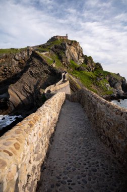 İspanya 'nın kuzeyinde San Juan de Gaztelugatxe şapeli ile ünlü kent simgesine ve film mekanına giden taştan patikada yürüyor.