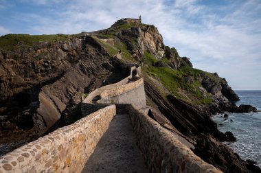 İspanya 'nın kuzeyinde San Juan de Gaztelugatxe şapeli ile ünlü kent simgesine ve film mekanına giden taştan patikada yürüyor.