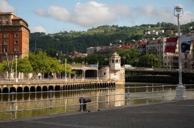 Bilbao şehrinin eski bir bölümü olan Bask Bölgesi, Kuzey İspanya 'daki evler ve caddelerin manzarası