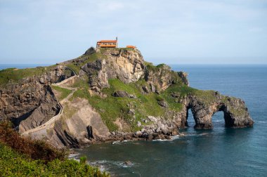 İspanya 'nın kuzeyinde San Juan de Gaztelugatxe şapeli ile ünlü kent simgesine ve film mekanına giden taştan patikada yürüyor.