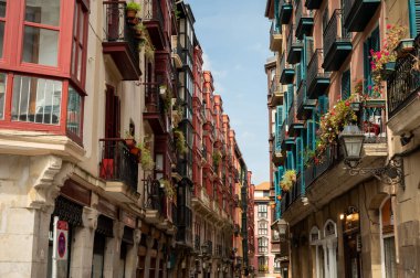 Bilbao şehrinin eski bir bölümü olan Bask Bölgesi, Kuzey İspanya 'daki evler ve caddelerin manzarası