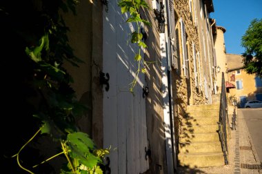 Güneşli bir günde ortaçağ binaları, tatil beldeleri, Fransa 'nın Provence kentindeki Chateauneuf-du-pape köyünde ünlü şaraplar.