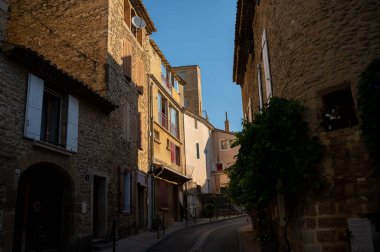 Güneşli bir günde ortaçağ binaları, tatil beldeleri, Fransa 'nın Provence kentindeki Chateauneuf-du-pape köyünde ünlü şaraplar.