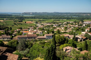 Güneşli bir günde ortaçağ binaları, tatil beldeleri, Fransa 'nın Provence kentindeki Chateauneuf-du-pape köyünde ünlü şaraplar.