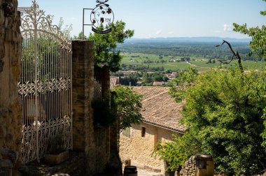 Güneşli bir günde ortaçağ binaları, tatil beldeleri, Fransa 'nın Provence kentindeki Chateauneuf-du-pape köyünde ünlü şaraplar.