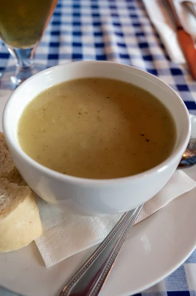 Традиционная Шотландская Вегетарианская Еда Рабочих Картофельный Суп Луком Порей Подается — стоковое фото
