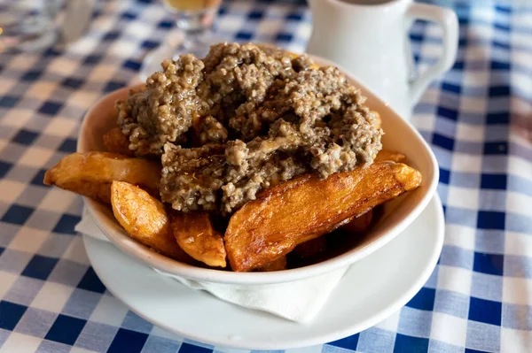 Skotské Tradiční Občerstvení Ručně Krájené Bramborové Lupínky Haggis Omáčkou Podávané — Stock fotografie