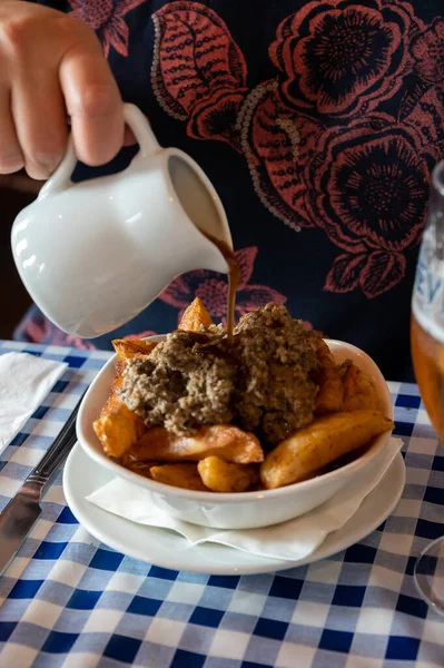 Traditionelle Schottische Snacks Handgeschnittene Kartoffelchips Mit Haggis Und Soße Serviert — Stockfoto