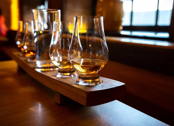 Flight Single Malt Scotch Whisky Glasses Served Bar Edinburgh Tasting — Fotografia de Stock