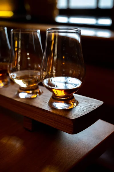 Flight Single Malt Scotch Whisky Glasses Served Bar Edinburgh Tasting — Zdjęcie stockowe