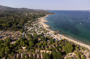 Saint-Tropez Körfezi 'nin mavi suları, yelkenliler, Port Grimaud ve Cogolin' in evleri, Fransa 'nın Provence kentinde yaz tatili