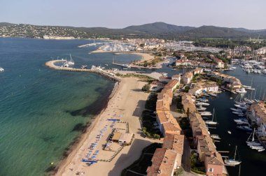 Saint-Tropez Körfezi 'nin mavi suları, yelkenliler, Port Grimaud ve Cogolin' in evleri, Fransa 'nın Provence kentinde yaz tatili