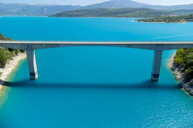 Mavi Göl 'ün havadan görünüşü Sainte-Croix-du-Verdon, köprü, orman, uçurumlar, Fransa' da turist durağı